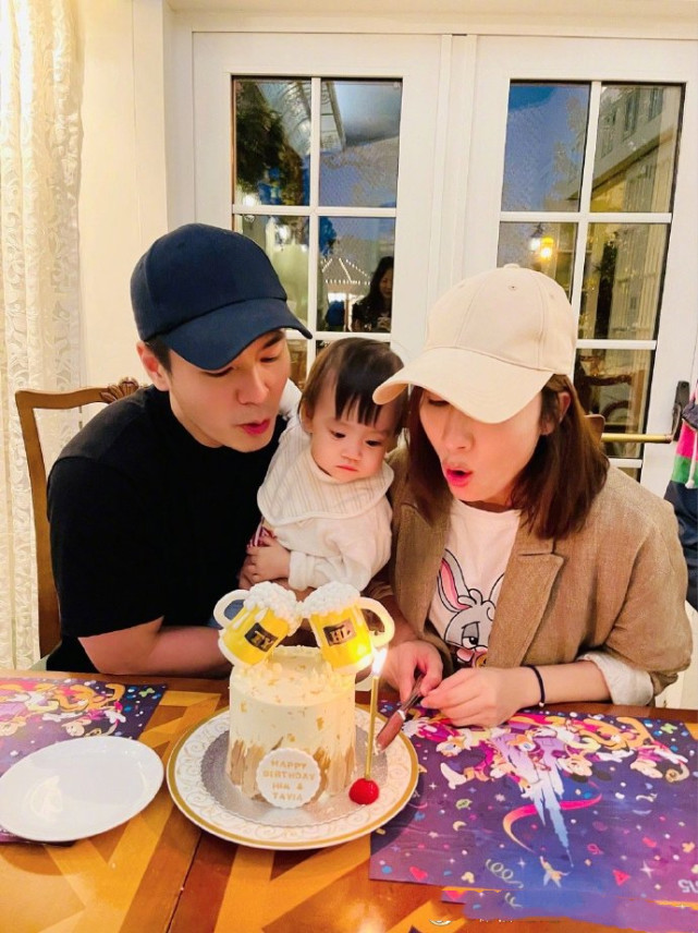 杨怡罗仲谦互庆生日，晒一家三口温馨日常，1岁女儿颜值高像爸爸