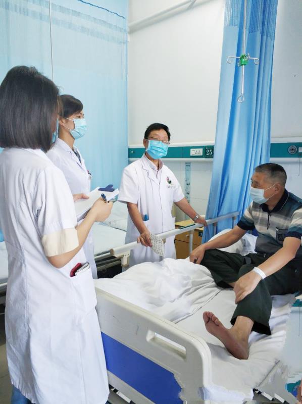 耳朵长泡又嘴歪原来是面瘫了，专家：别用电风扇或空调直接吹头面部