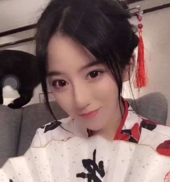 网红小团团自曝感情史：当初狠心甩了我，现在