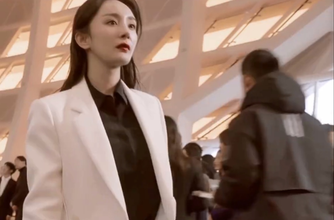 34岁杨幂现身活动，穿露脐装秀蜂腰长腿，与刘诗诗罕见同框热聊