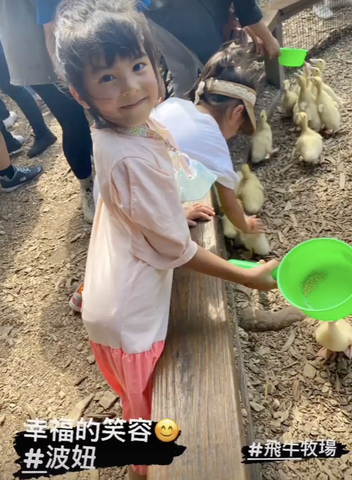 賈靜雯帶三個女兒牧場遊玩，梧桐妹雙手拎起咘咘波妞，姐姐力max