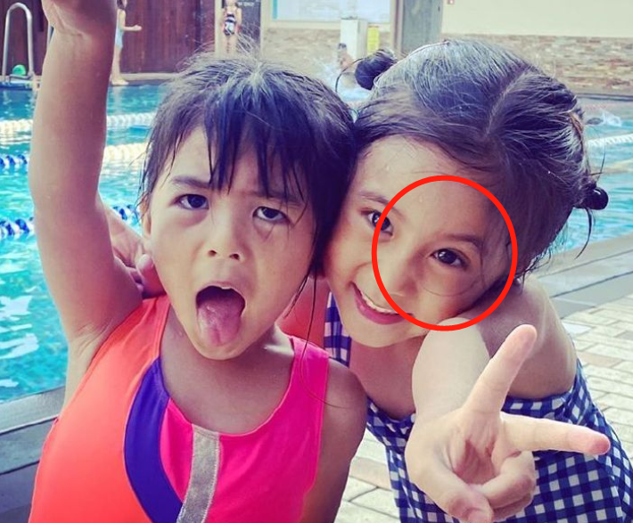 波妞圆嘟嘟萌脸超吸睛，有谁注意到身旁的姐姐？这双眼皮我慕了