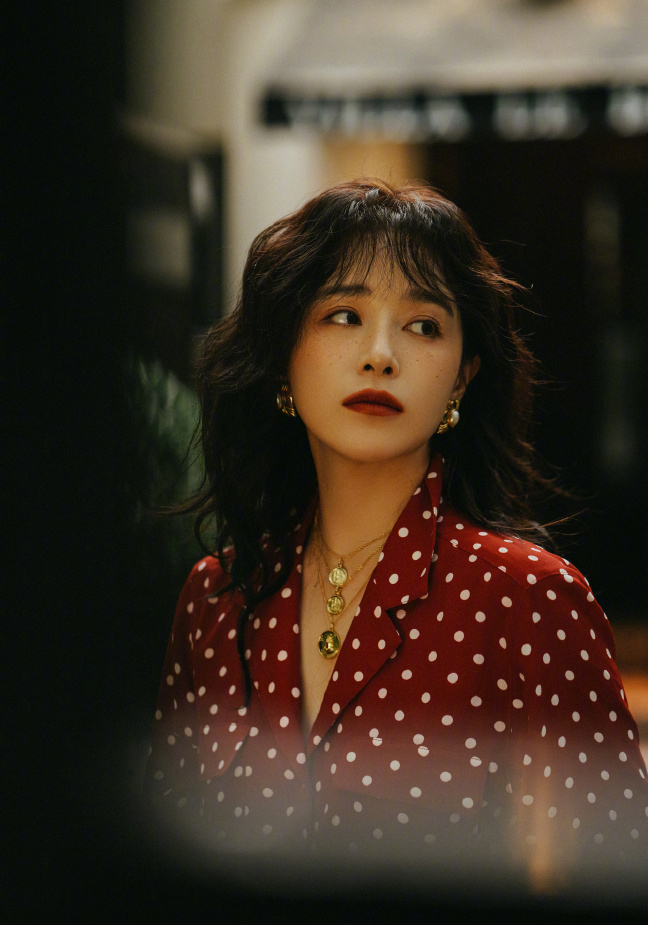 The black long straight has been out, now the most popular is the "Hong Kong style" perm, retro