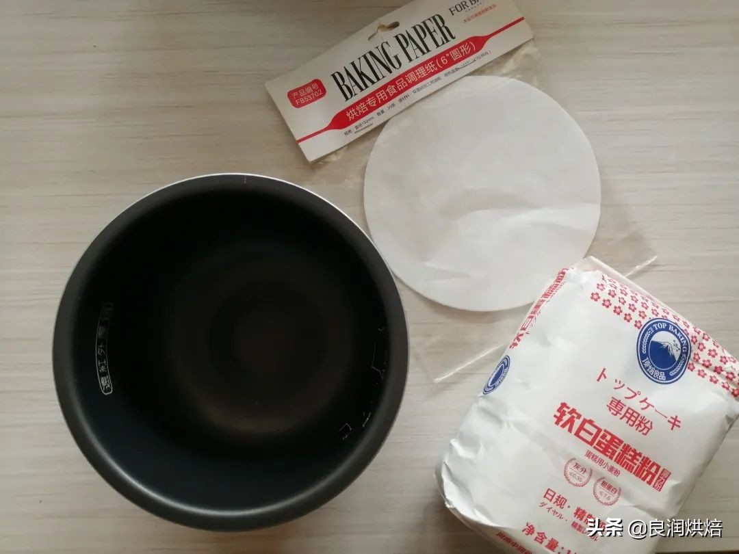 2個雞蛋，一碗麵粉，教你電飯鍋做蛋糕，鬆軟不回縮，做法超簡單