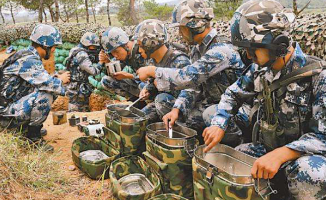 中国军人吃饭速度有多快？看完就知道他们有多