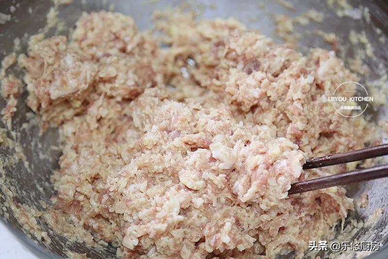 餐廳訂年夜飯，常點的一道大菜，不煎不炸，蒸熟就可以上桌