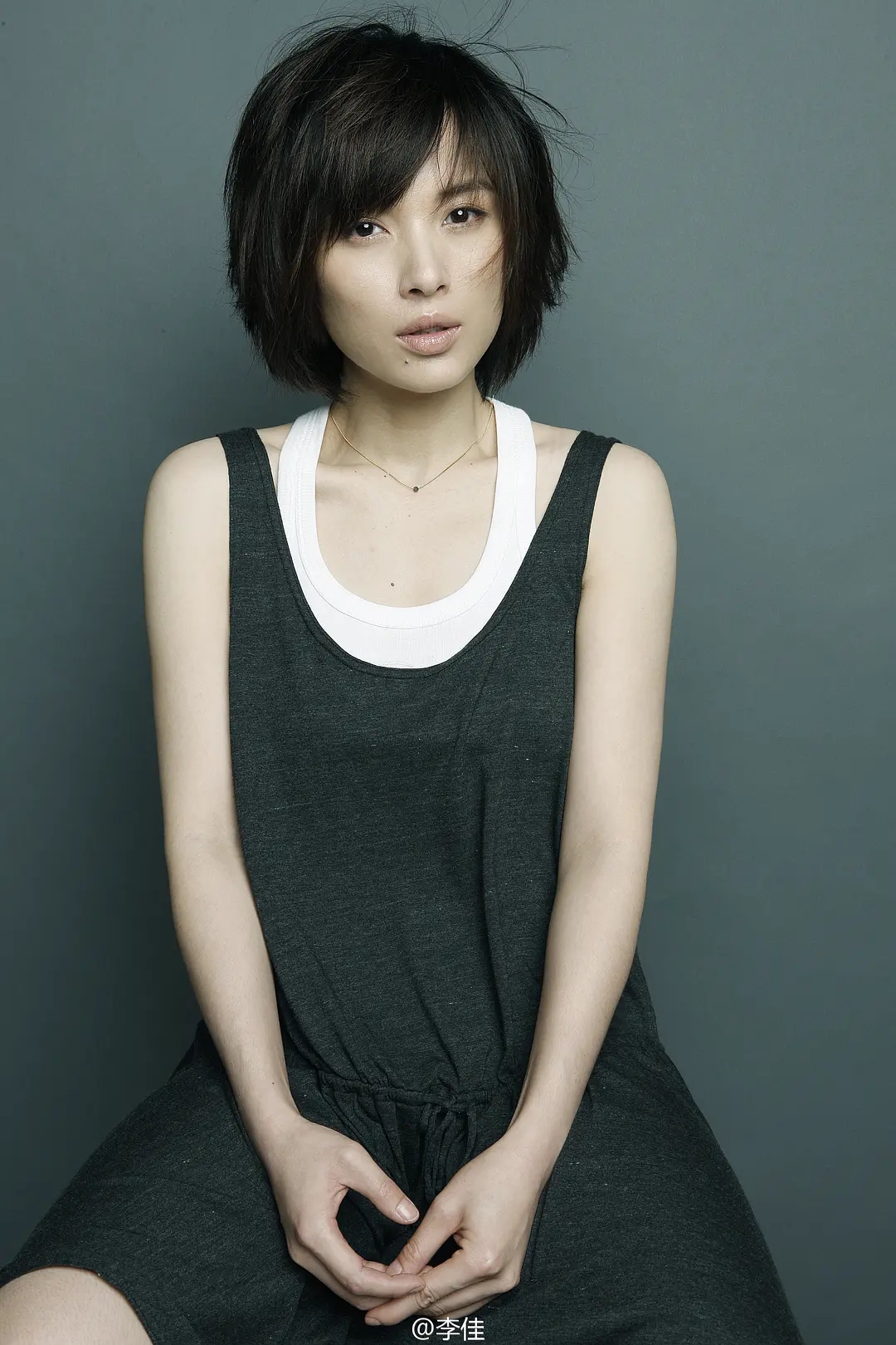 靳东：两次爱上离婚妇女，不顾家人反对娶了二