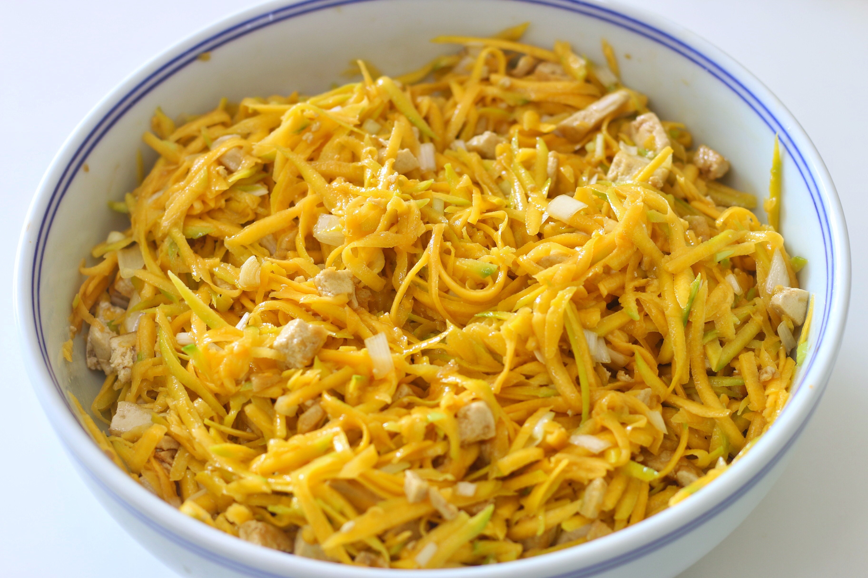 用南瓜和豆腐做素馅儿包，无需过多调料，蒸出来比肉包子都香