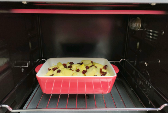 剩下的吐司不知道怎么吃？学会这个烤吐司布丁，酸甜好吃