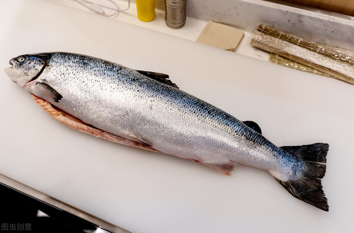 解凍魚時，不要直接用水泡，教你正確的方法，魚肉依舊新鮮美味