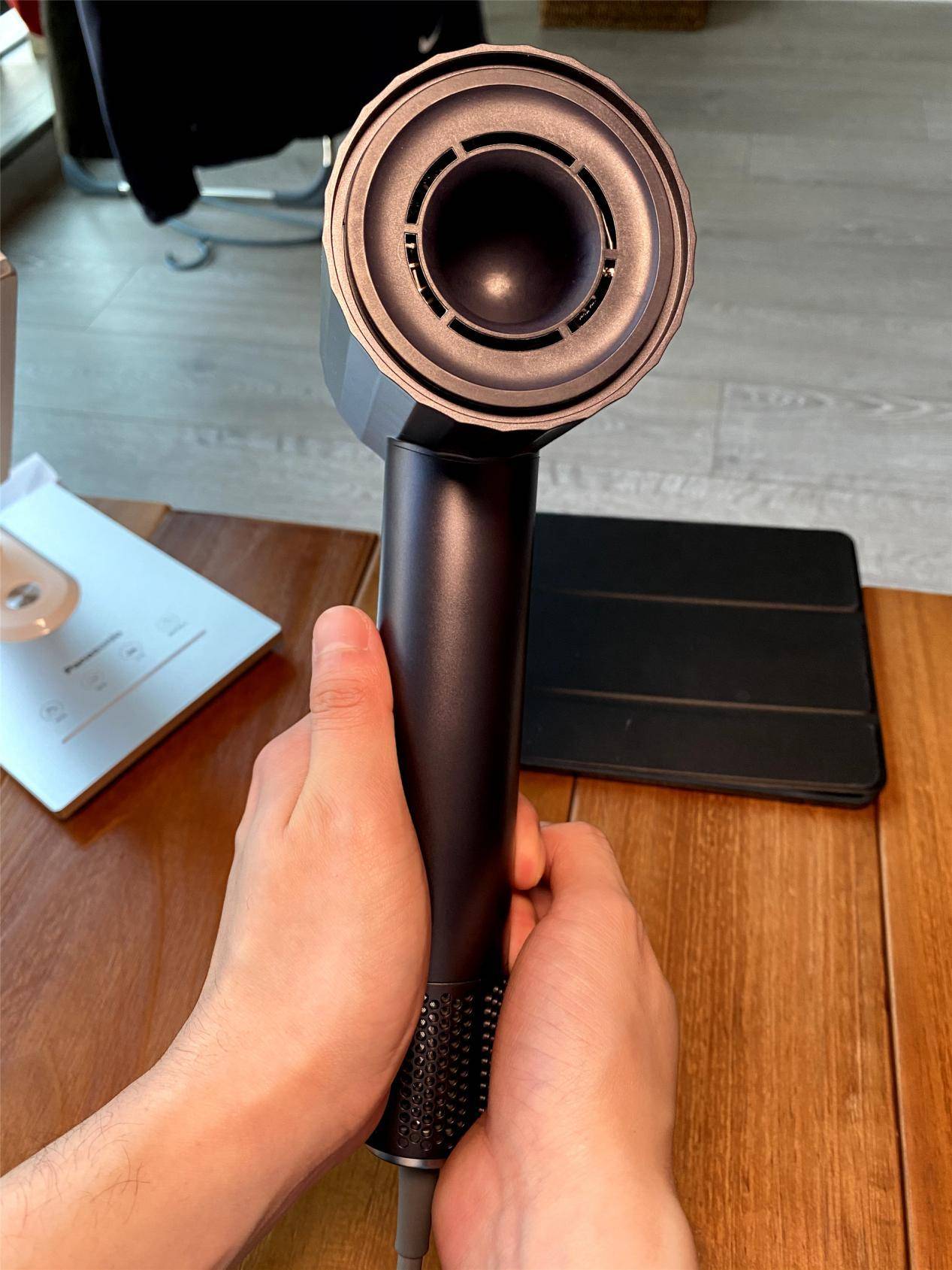 大未高速吹风机：年轻人的科技时尚新宠