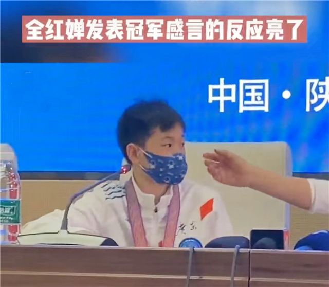 全红婵太逗！被允许接受采访结果却懵了，教练挥手提醒把她吓一跳