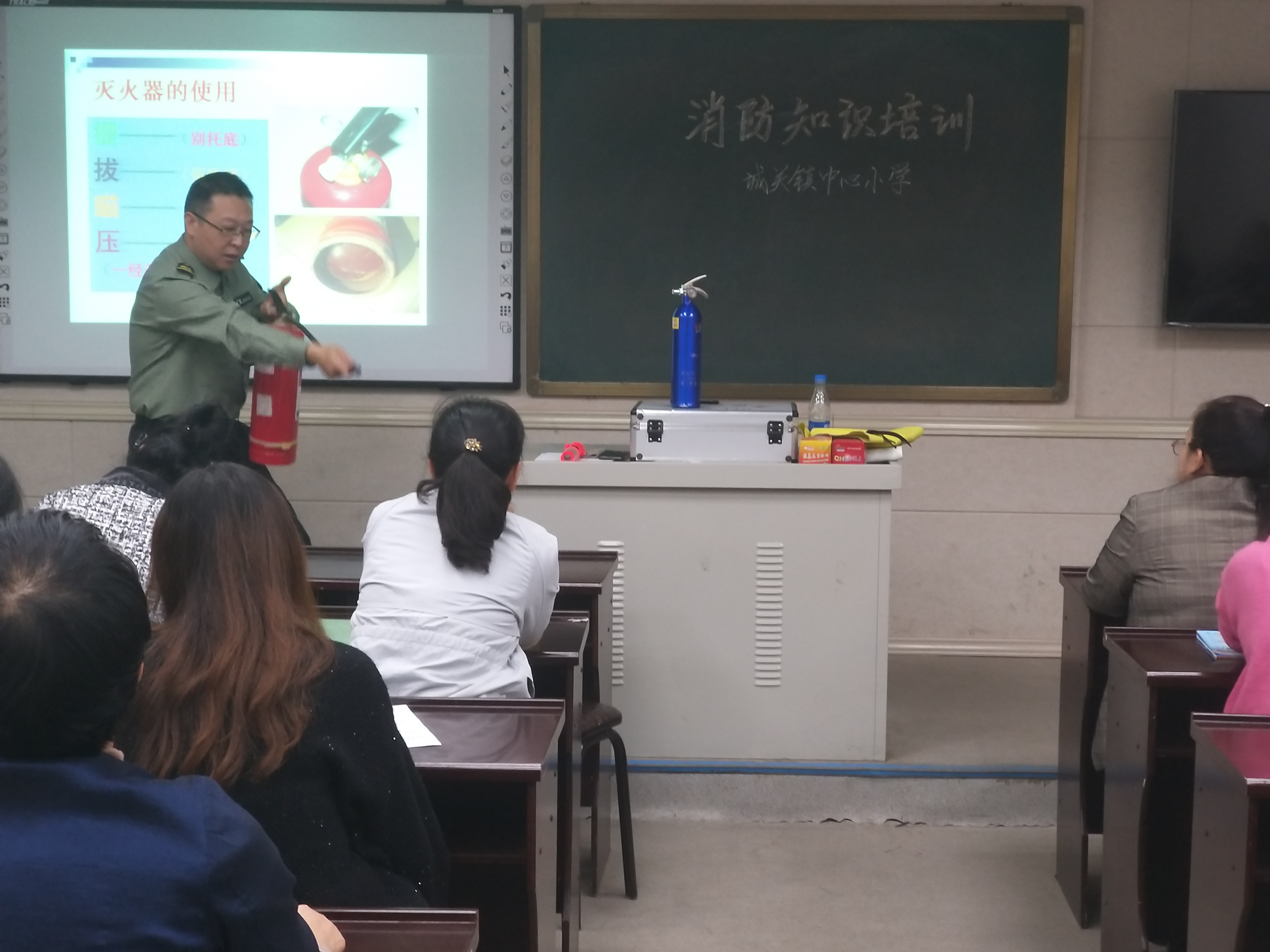 新密市城关镇中心小学开展消防知识培训及应急演练活动
