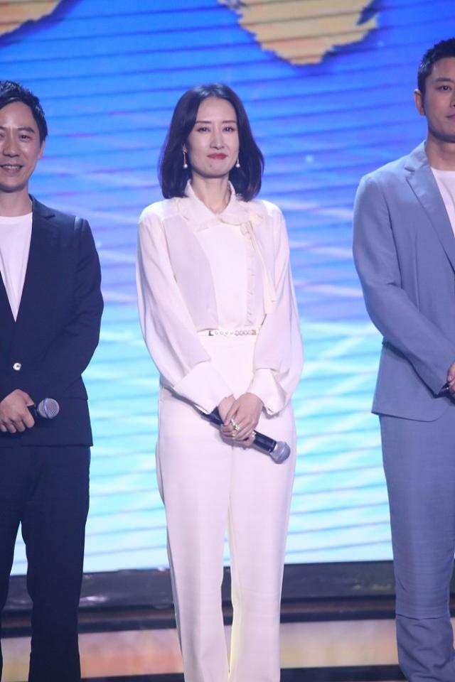 在一起晚会，倪妮短发亮相太惊喜，陈数刘敏涛白装精致气场强