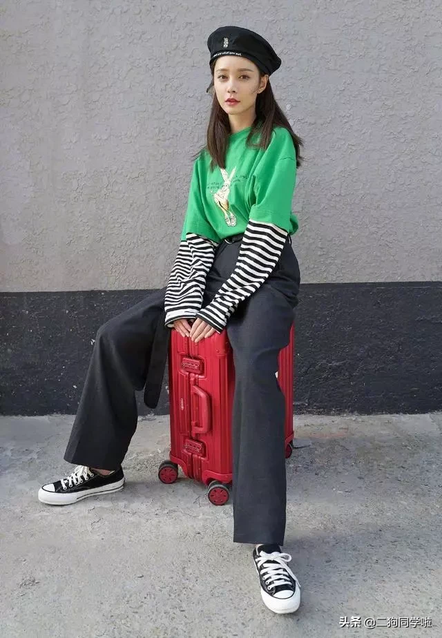 沈梦辰晒游客照，穿彩虹T恤配牛仔短裤，1米2大