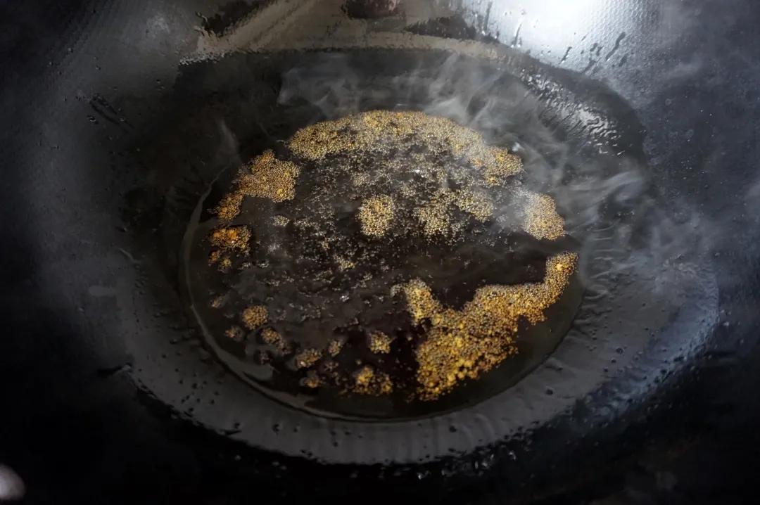 炒糖色时,用油炒和用水炒都不如用这种方法,糖色红亮不发苦