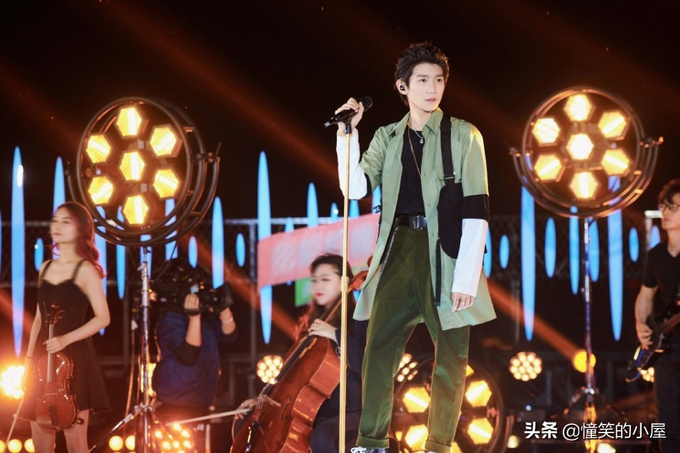 央視為王源立tag，盲目自信給王源增隱形負(fù)擔(dān)，嚇得粉絲瑟瑟發(fā)抖