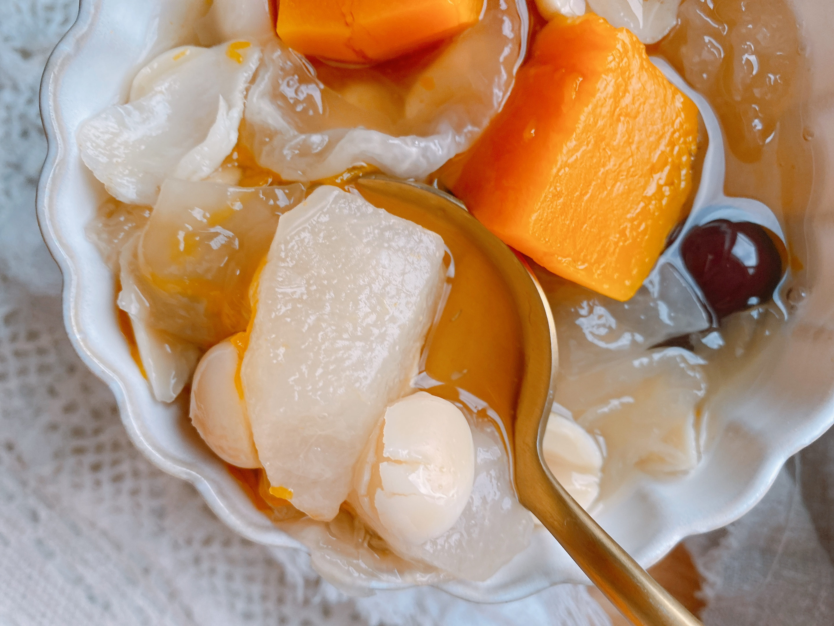 入秋后天气干燥，试试这款润肺降火的甜汤，软糯香甜，安稳度秋