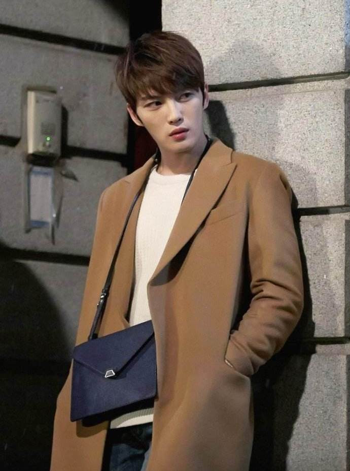 2岁被抛弃, 养父家八个姐姐宠上天, 穷小子逆袭成