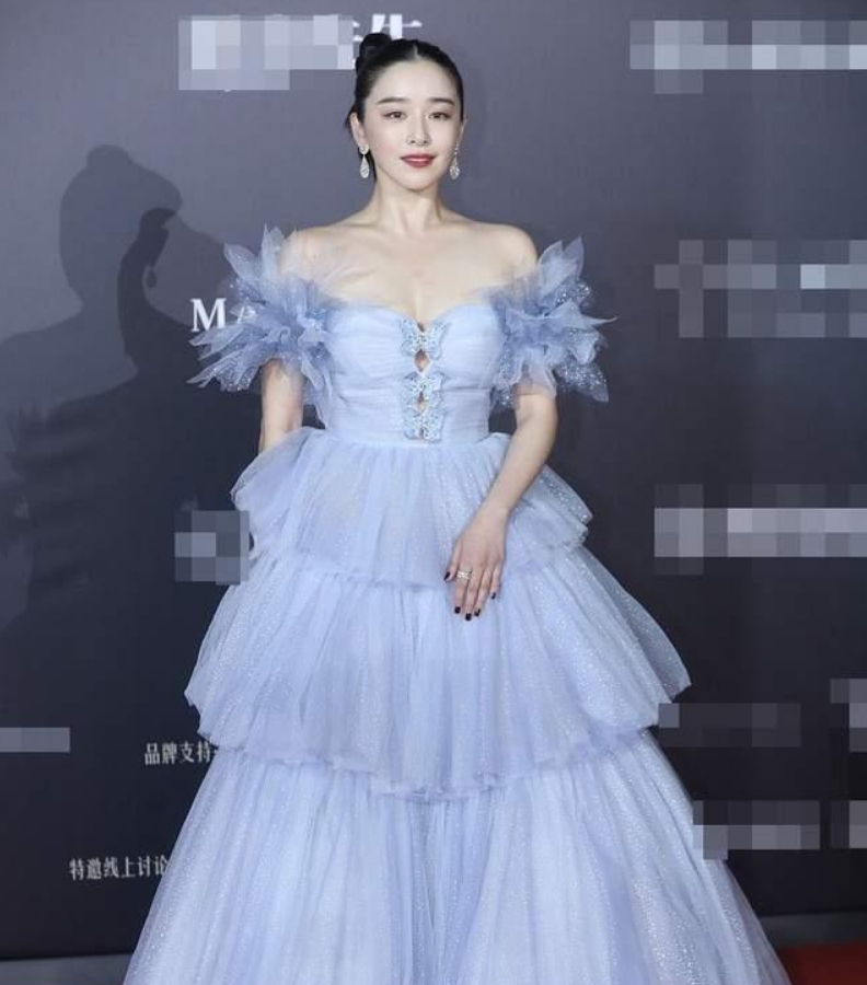 万茜回应“赖红毯”、 蹭座疑云解开了，但女星红毯大戏永不停息