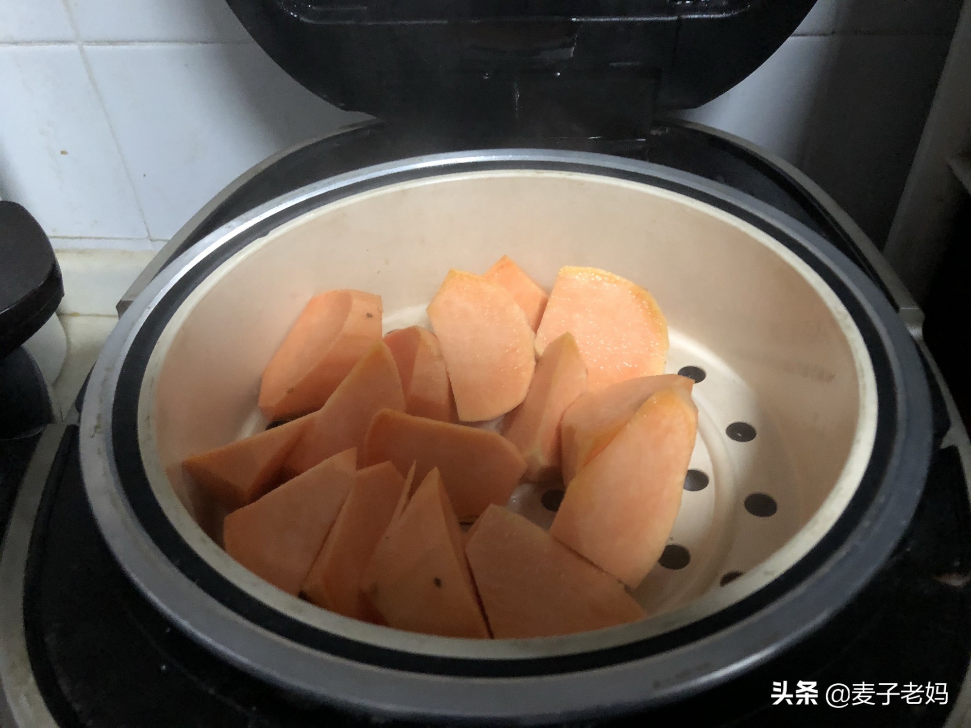 Pink of polished glutinous rice adds milk to mix, bake, outside fragile li of glutinous, added sweet yam stuffing to still can explode oar