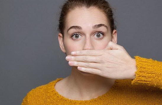 胃裡有幽門螺桿菌，嘴巴通常會發出3個信號，醫生：趁早檢查一下