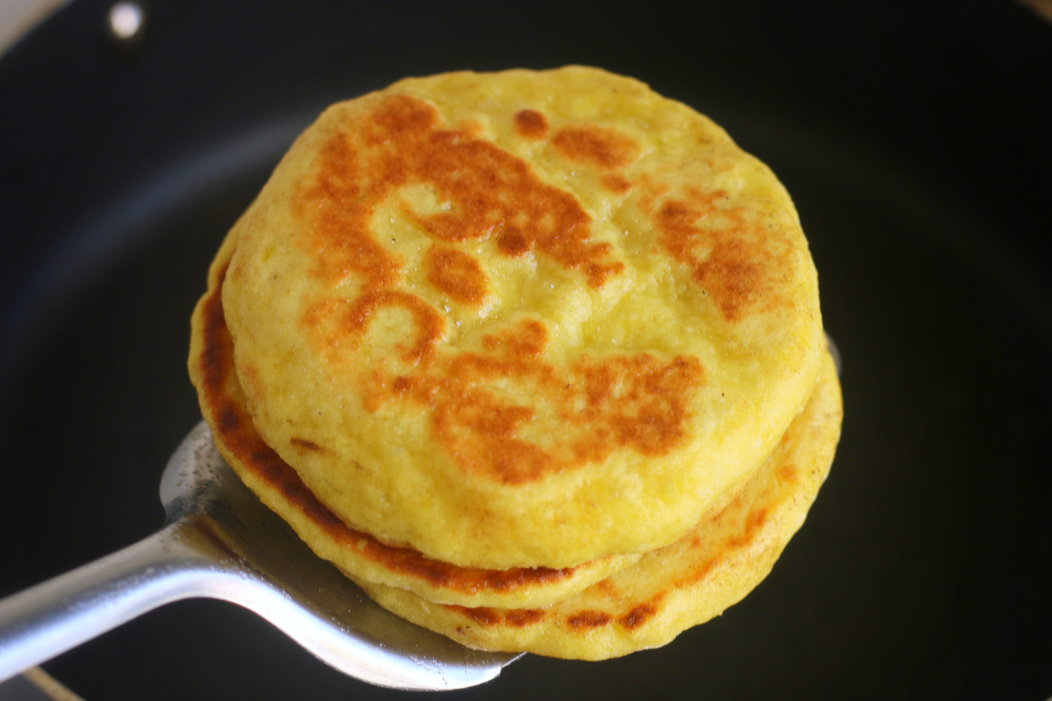 用南瓜做餅，又軟又香甜，如果不制止，孩子會拿起第三個第四個