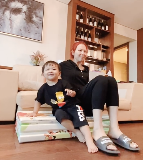 蔡少芬整蛊儿子超开心，故意推挤鱼蛋落地，高冷boy却罕见露笑容