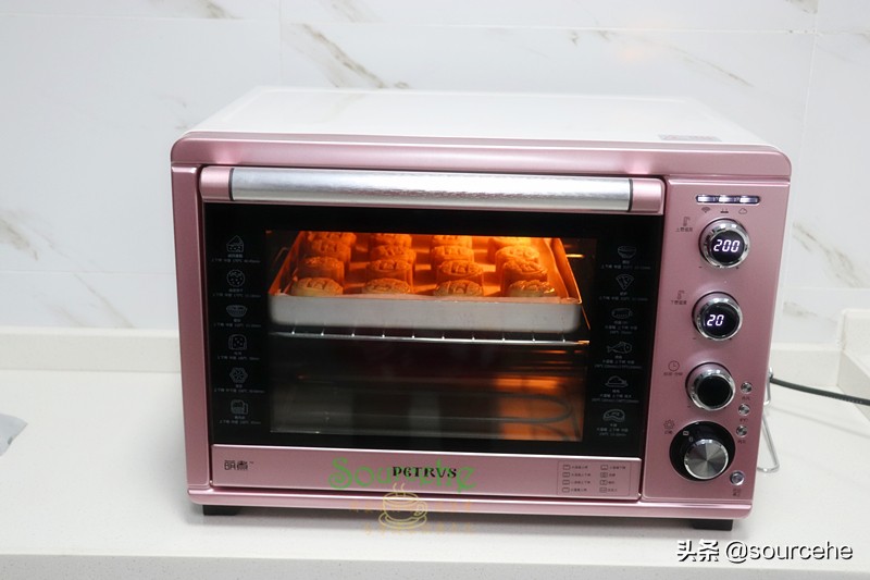 奶奶教我做的广式五仁月饼，细腻柔滑不油不腻，甘香回味，真好吃