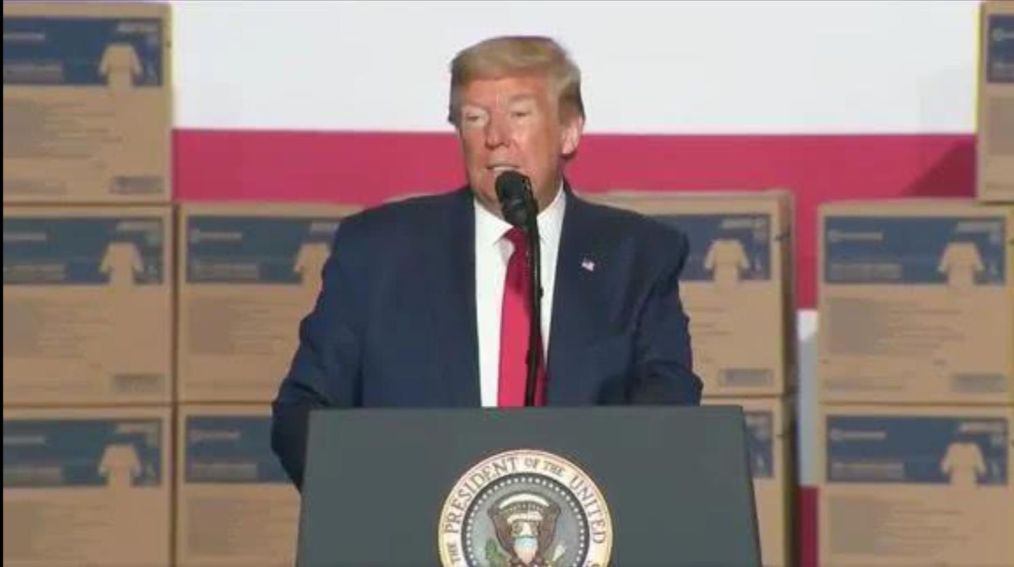 特朗普让医护人员迎战病毒，勇做逆行者，自己