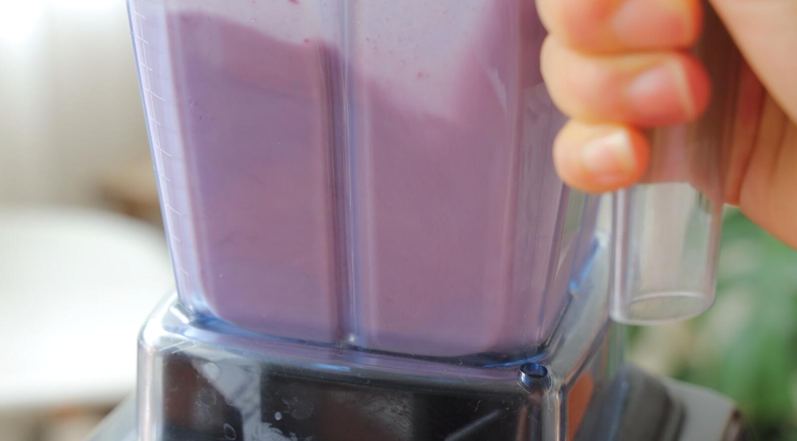 糯唧唧的芋泥凉糕，软糯香甜，咬一口还爆浆，太适合夏天了