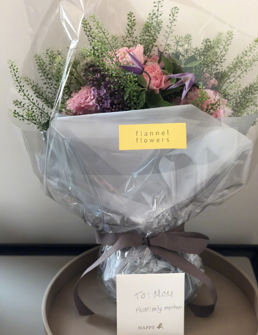 張智霖兒子母親節曬照，魔童攬媽媽臂膀顯男友力，身高赶超袁詠儀