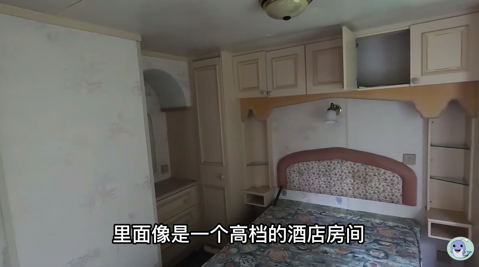 这是一栋被主人遗弃的房屋，价值180万的汽车都不要了