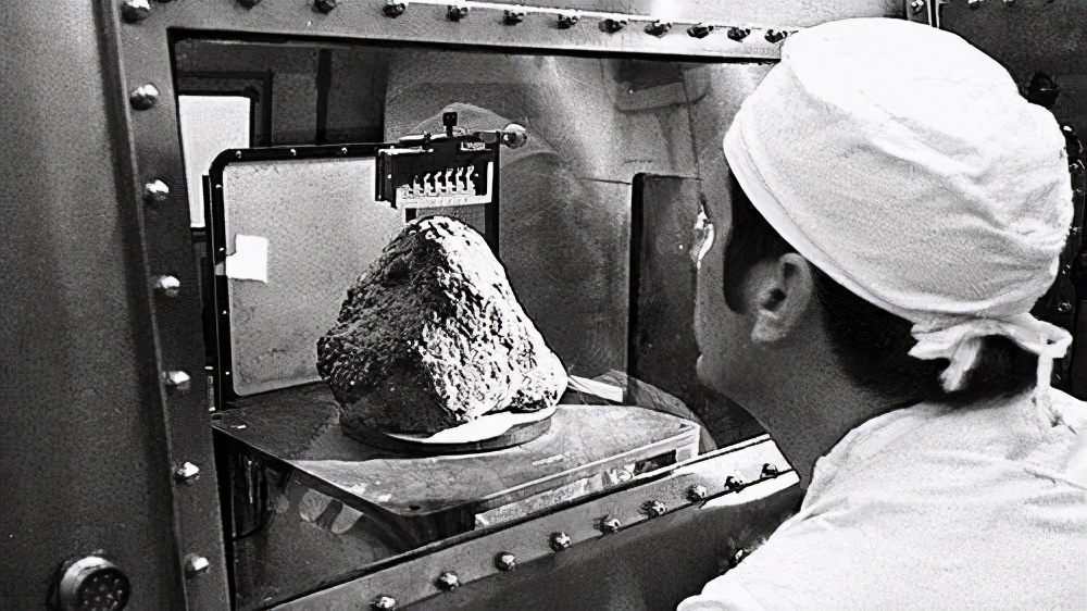 美国赠送的月岩被证实是假货，荷兰网友：这国