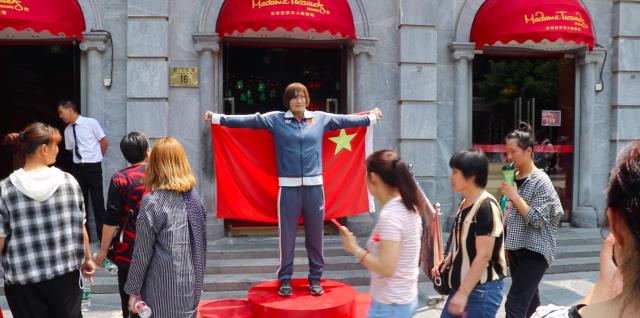 北京前门大街，游客人山人海，全聚德等多家老字号最抢眼