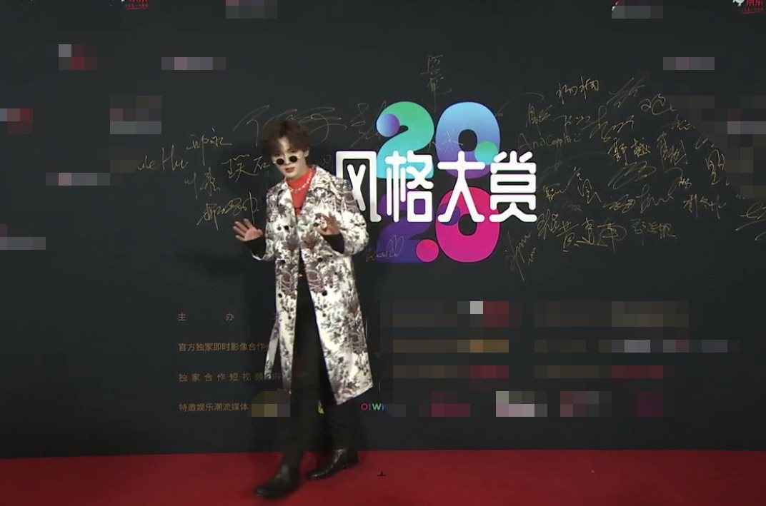 风格大赏明星穿搭：惠英红像鸡毛掸子，许佳琪