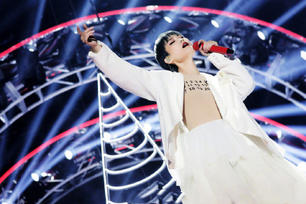 《青你2》官宣重磅嘉宾，李宇春做客总决赛，暗示刘雨昕夺C位？