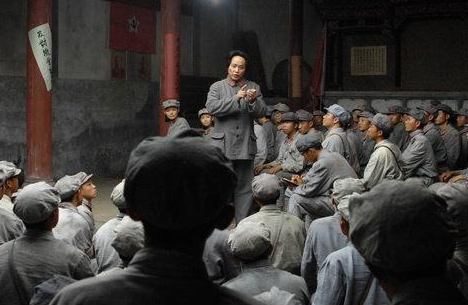 为了复兴中国革命，毛主席在血的教训中得出：枪杆子里面出政权