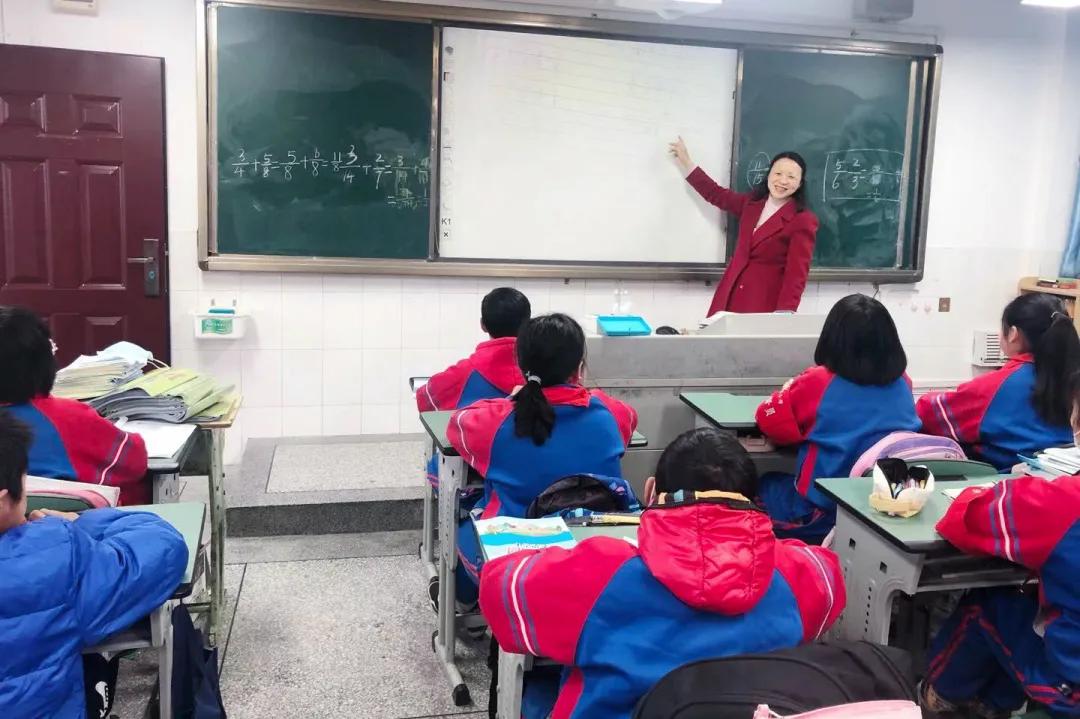 老师，您笑起来真好看——记双流区金桥小学“三八”妇女节活动