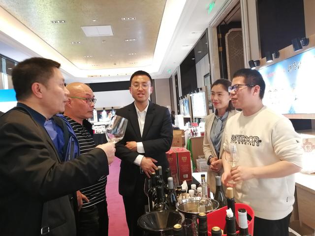 中国食品报主编观糖酒 四川果酒军团惊艳亮彩糖酒会