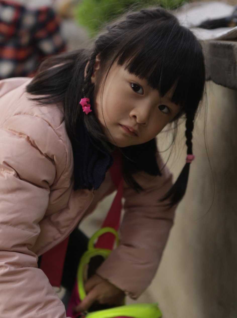 叶一茜晒儿女玩蹦床视频，13岁森碟美丽动人，大长腿十分抢镜