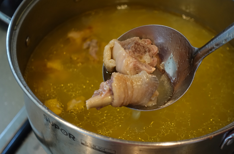图片[9]-炖鸡汤做法步骤图 金黄浓香没腥味-起舞食谱网