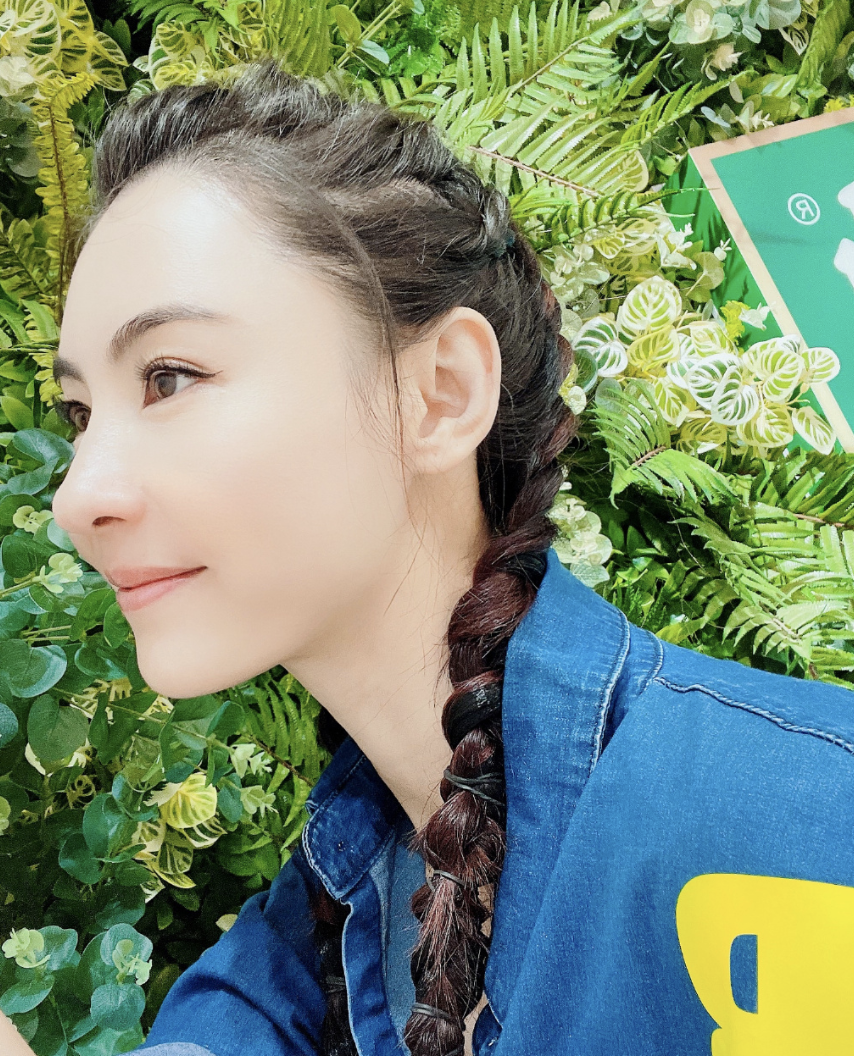 張柏芝41歲慶生照曝光，穿藍白條紋顯年輕，張文慈鄧萃雯相伴左右