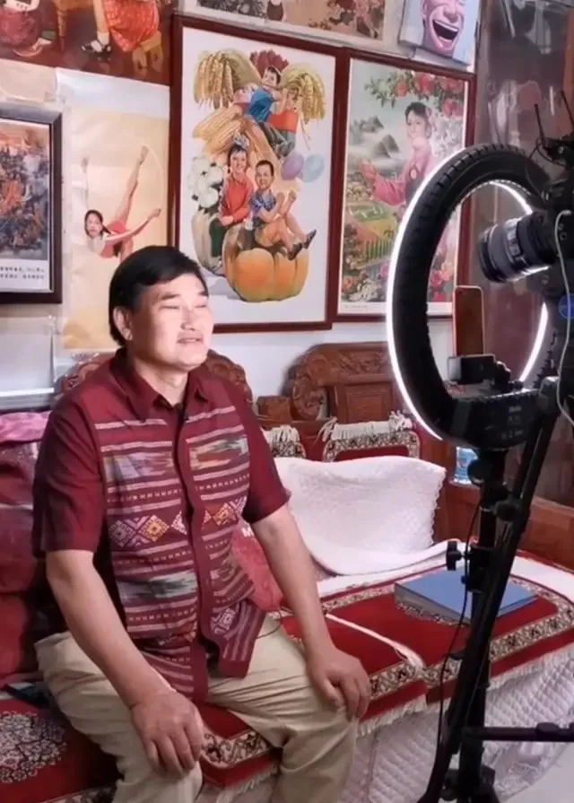 被村民欺负、遭粉丝踹门，充当老好人的大衣哥