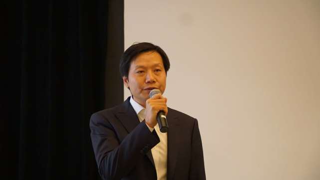 北京新首富出现，刚刚受邀上了城楼，就立刻捐出174亿给慈善机构