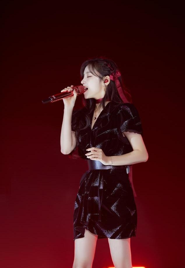 Song Yuqi wore a little black dress to wear a modern temperament with a ...