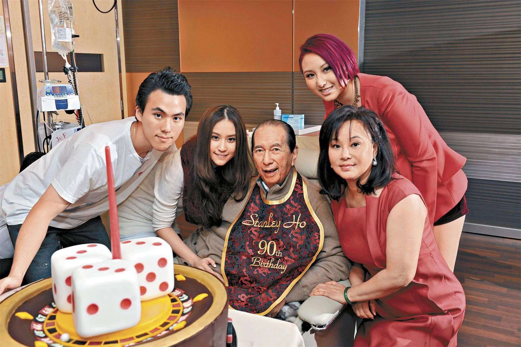 三个孩子以上的明星家庭都有谁？别老是抓着陈浩民，还有更夸张的