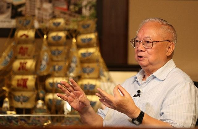 捐670亿给祖国，却遭李嘉诚“威胁”，他捅了什