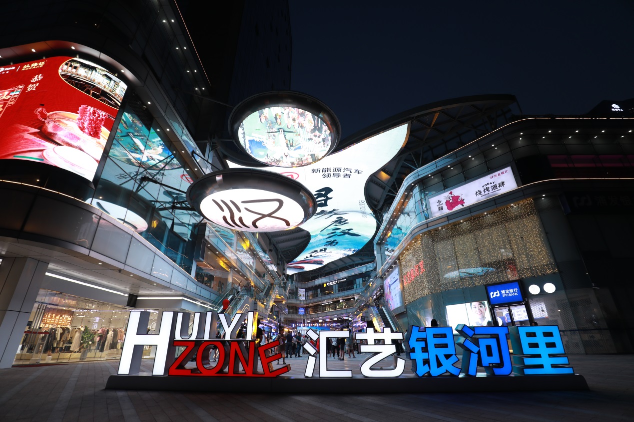 客户的驻足观看;国潮民乐演绎古风今韵;汉唐书法画扇diy引发互动热潮