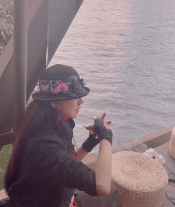 62岁杨丽萍和小鲜肉在月亮宫欣赏美景，网友：恋